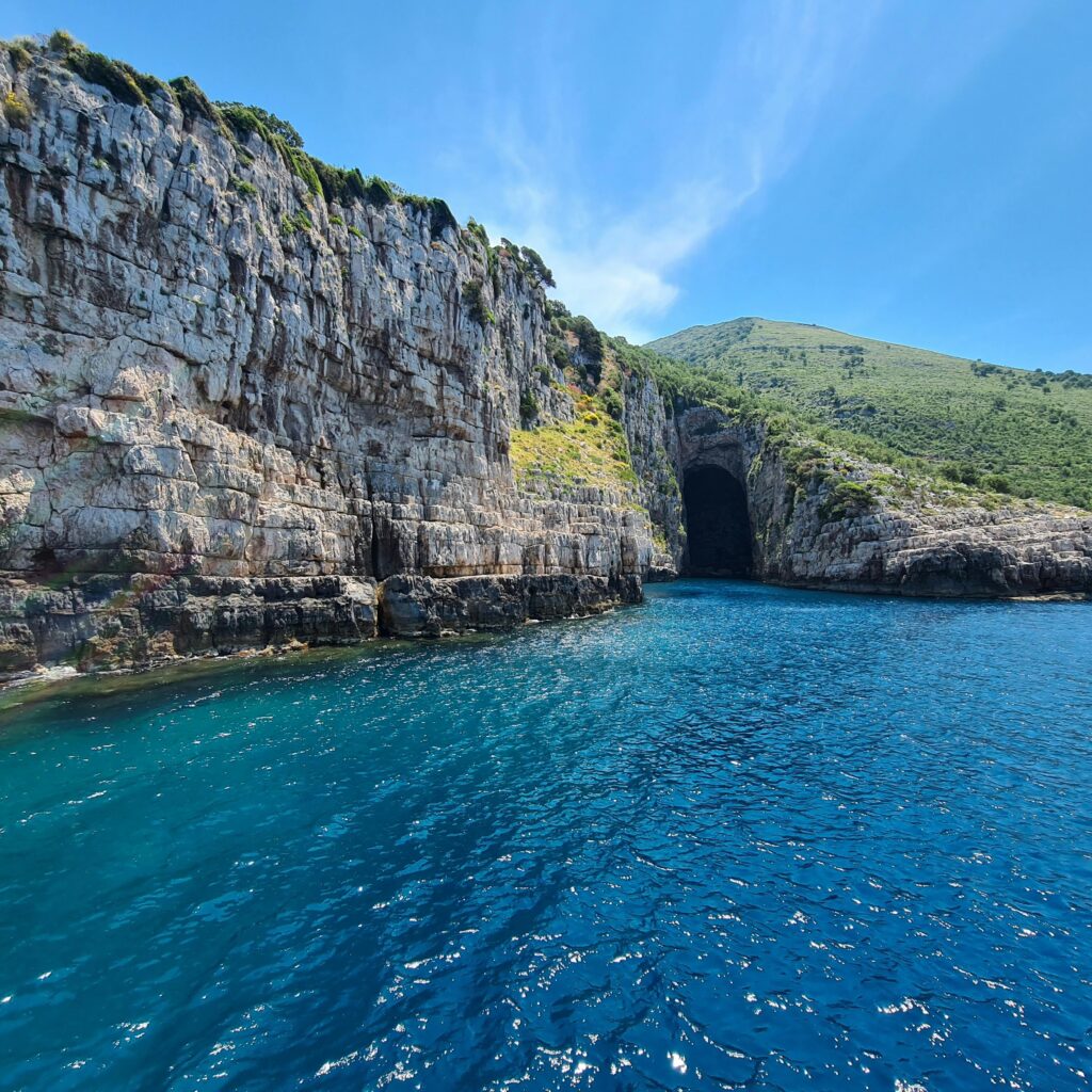 Ostrov Sazan, jeskyně Haxhi Ali, Vasilova zátoka a Zvernec