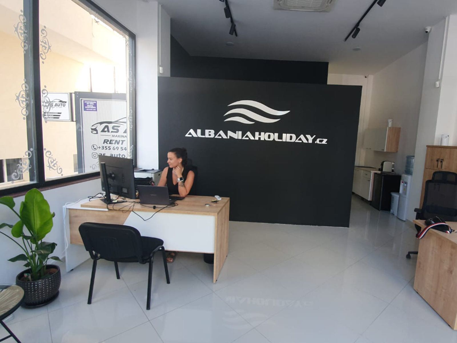 office_albaniaholiday